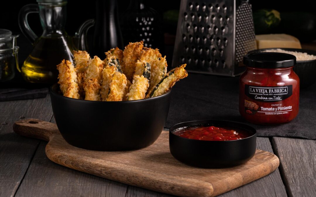 Bastones de calabacín y queso con salsa de tomate y pimiento