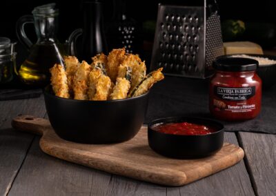 Bastones de calabacín y queso con salsa de tomate y pimiento
