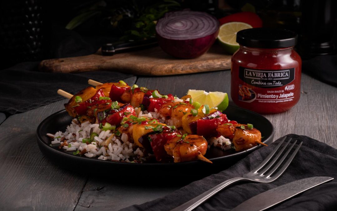 Brocheta de gambas con salsa de pimiento y jalapeño