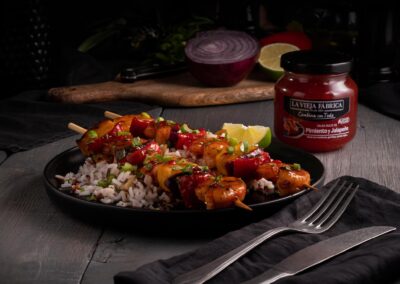 Brocheta de gambas con salsa de pimiento y jalapeño