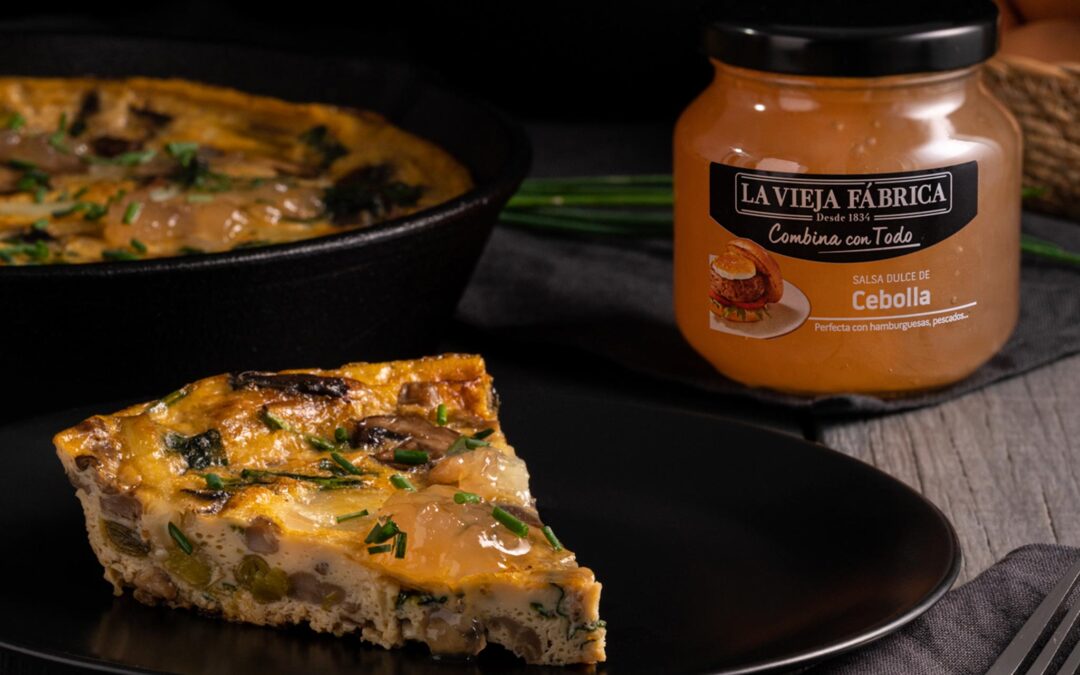 Fritatta de setas, ajetes y espinacas con salsa de cebolla