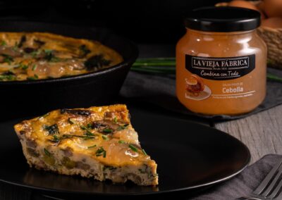Fritatta de setas, ajetes y espinacas con salsa de cebolla