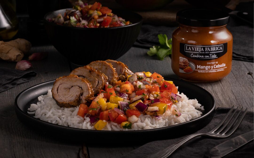 Cordero caramelizado, pico de gallo de mango y arroz basmati con chutney de mango y cebolla