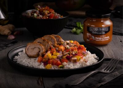 Cordero caramelizado, pico de gallo de mango y arroz basmati con chutney de mango y cebolla