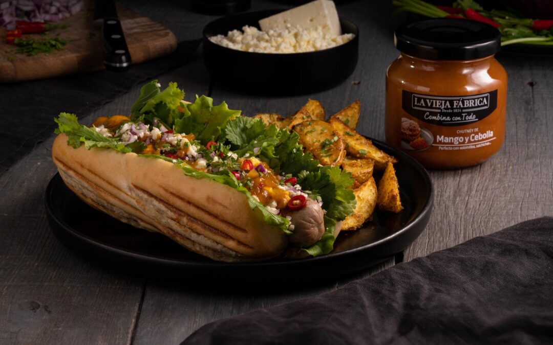 Hot dog de salchicha con chutney de mango y cebolla