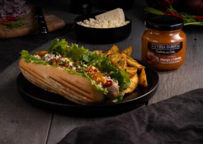 Hot dog de salchicha con chutney de mango y cebolla