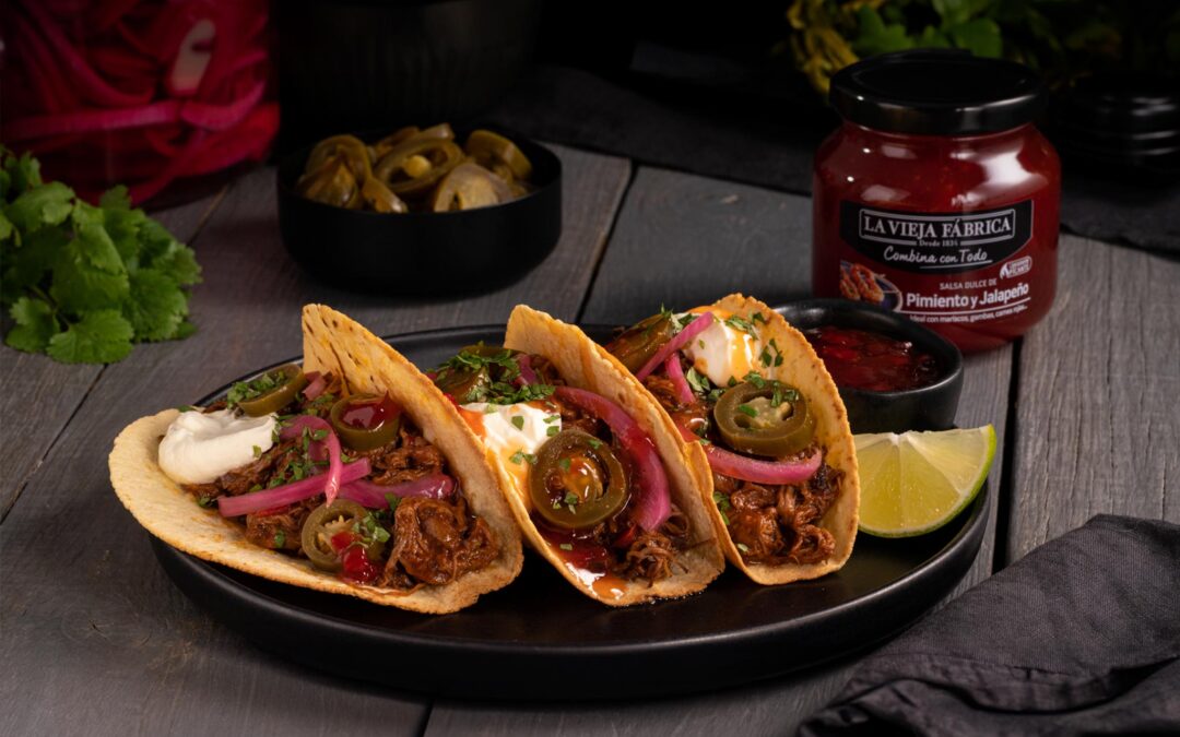 BBQ crunchy tacos con salsa de pimiento y jalapeño