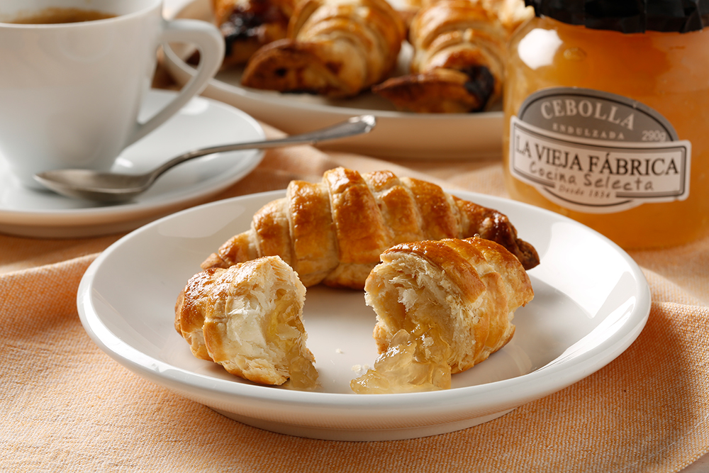 Croissant en el desayuno con mermelada La Vieja Fábrica