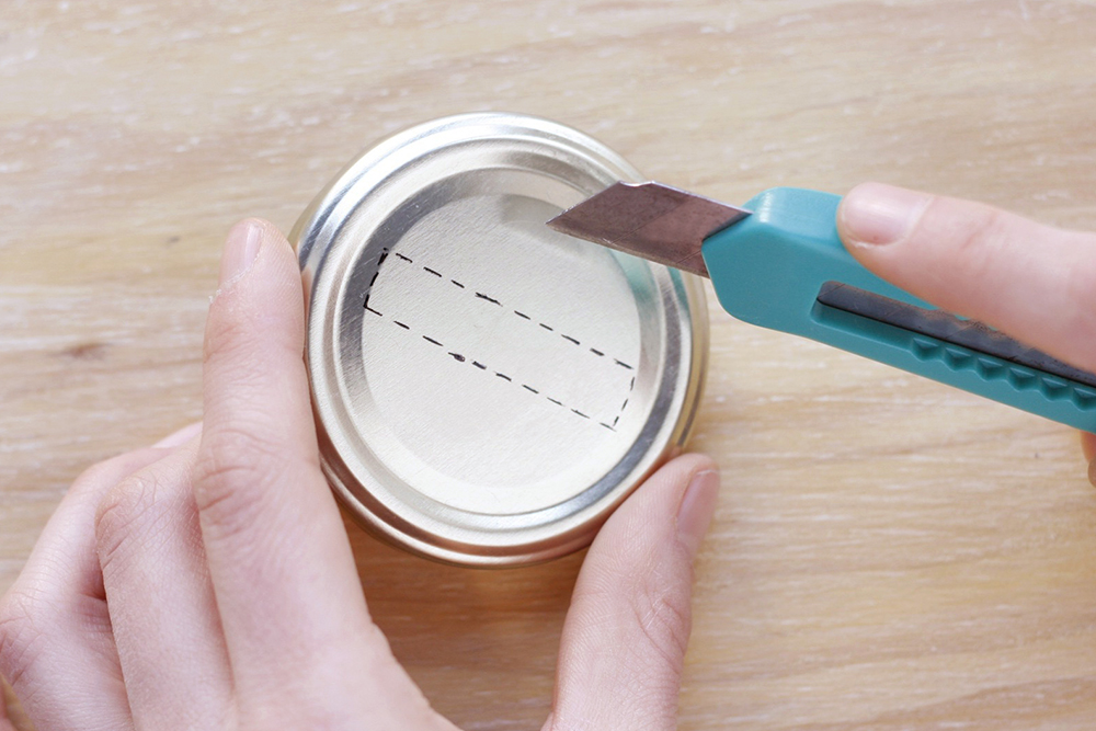Primer paso para hacer una hucha con Tarro de La Vieja Fábrica Primer paso para hacer una hucha con Tarro de La Vieja Fábrica