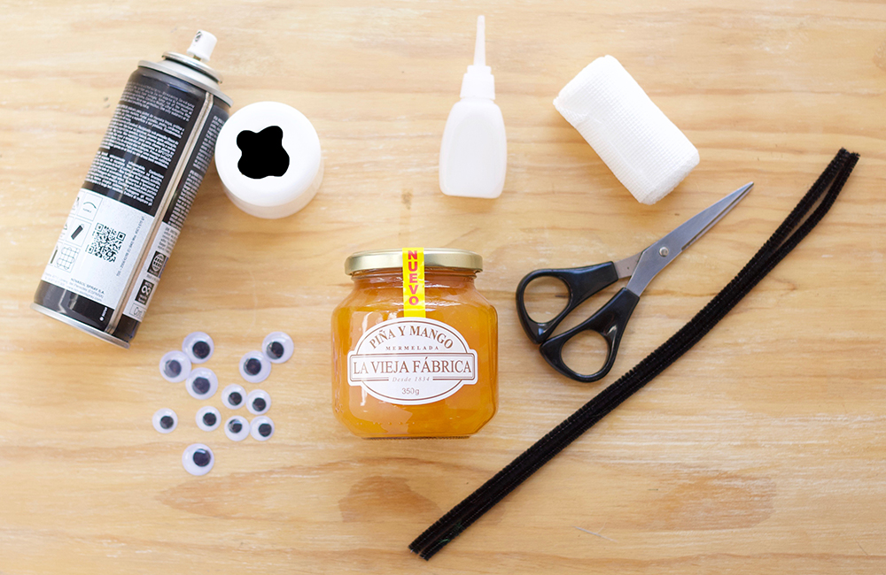 Materiales para hacer arañas para Halloween con tarros de La Vieja Fábrica