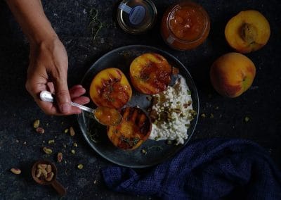 Melocotones a la parrilla con mermelada de melocotón Cero azúcar refinado y ricotta