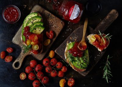Tostas de aguacate con cherrys y mermelada de tomate Cocina Selecta