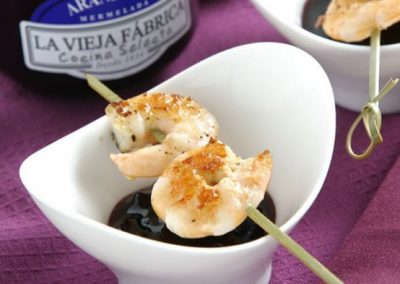 Brocheta de langostinos con salsa agridulce de arándanos