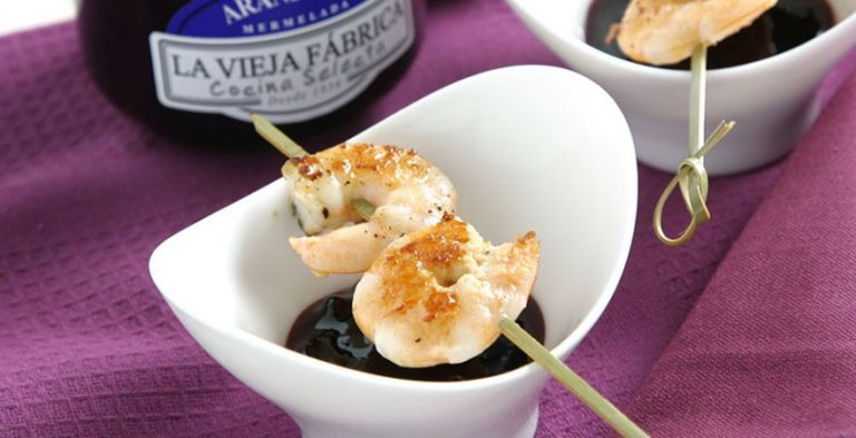Brocheta de langostinos con salsa agridulce de arándanos