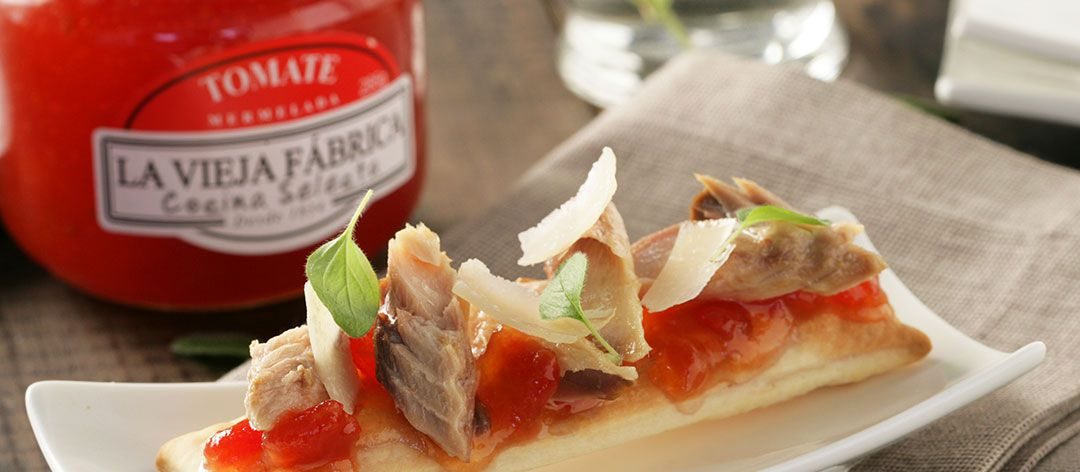 Coca de caballa, mermelada de tomate Cocina Selecta y lascas de queso