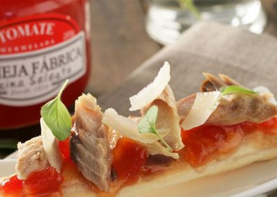 Coca de caballa, mermelada de tomate Cocina Selecta y lascas de queso
