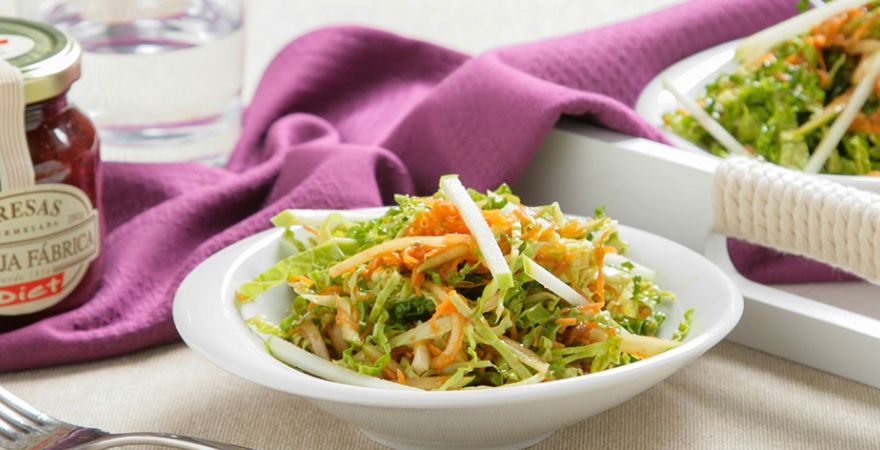 Ensalada de col y zanahoria con mermelada de fresas Diet