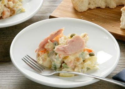 Ensaladilla rusa con mermelada de albaricoque y alcaparras