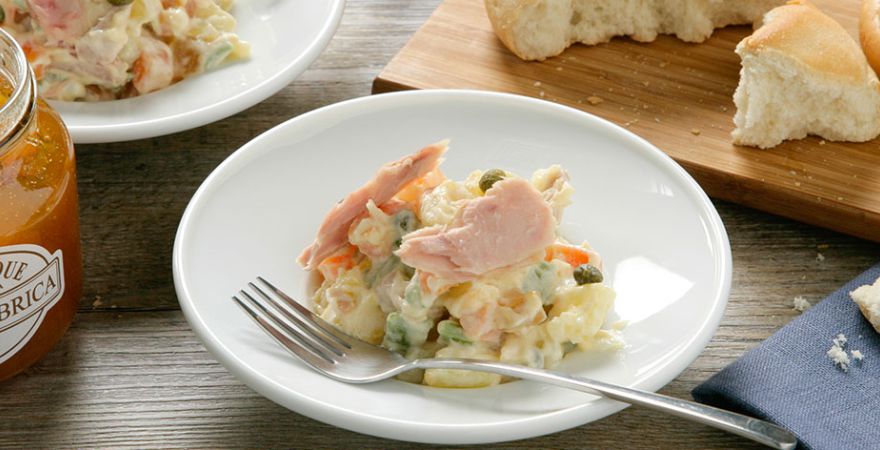 Ensaladilla rusa con mermelada de albaricoque y alcaparras