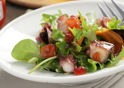 Ensaladita verde de pulpo troceado y vinagreta de mermelada de tomate Cocina Selecta y soja