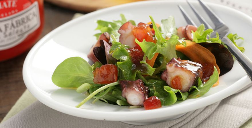 Ensaladita verde de pulpo troceado y vinagreta de mermelada de tomate Cocina Selecta y soja