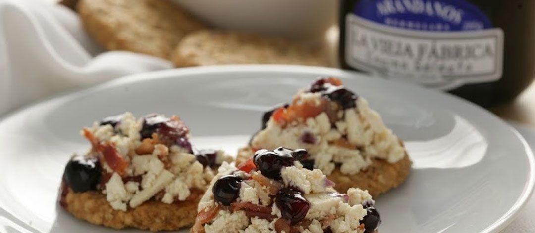 Galletas de avena con tofu, beicon y mermelada de arándanos Cocina Selecta