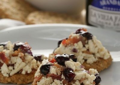 Galletas de avena con tofu, beicon y mermelada de arándanos Cocina Selecta