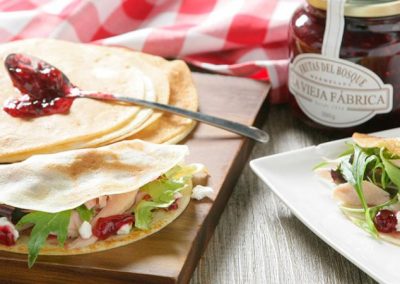 Mini-creps de queso feta con atún y La mermelada de frutas del bosque