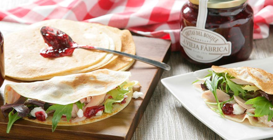 Mini-creps de queso feta con atún y La mermelada de frutas del bosque