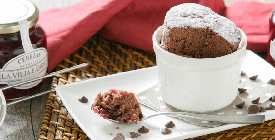Mugcake de chocolate con La mermelada de cerezas Cocina Selecta