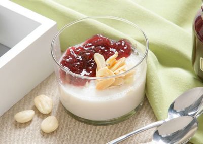 Panna cotta de leche de almendras con mermelada de mora de zarza Diet