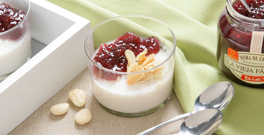 Panna cotta de leche de almendras con mermelada de mora de zarza Diet