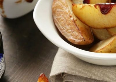 Patatas fritas con salsa BBQ de arándanos