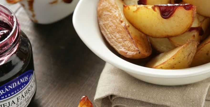 Patatas fritas con salsa BBQ de arándanos