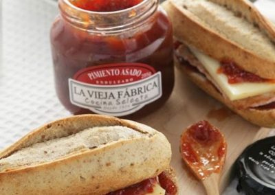 Pulgas de lomo de cerdo con queso y mermelada de pimiento asado Cocina Selecta