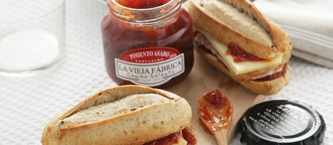 Pulgas de lomo de cerdo con queso y mermelada de pimiento asado Cocina Selecta