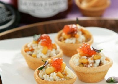 Tartaletas de queso fresco, mermelada de higos Cocina Selecta y piñones