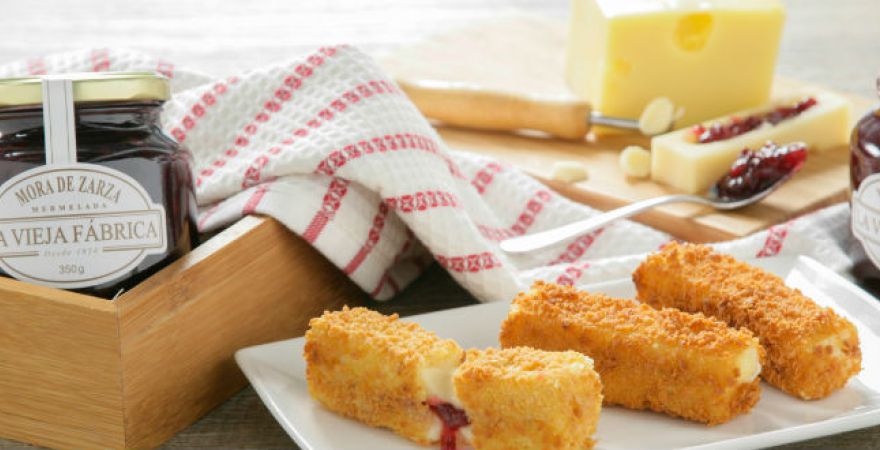Torrijas de Emmental rellenas de La mermelada de mora