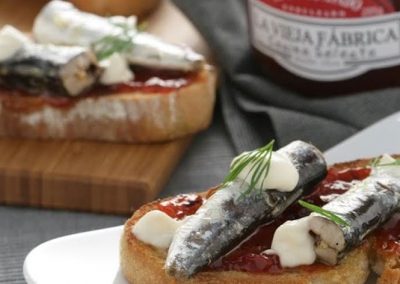 Tosta con mermelada de pimiento asado endulzado Cocina Selecta, sardinas y mayonesa