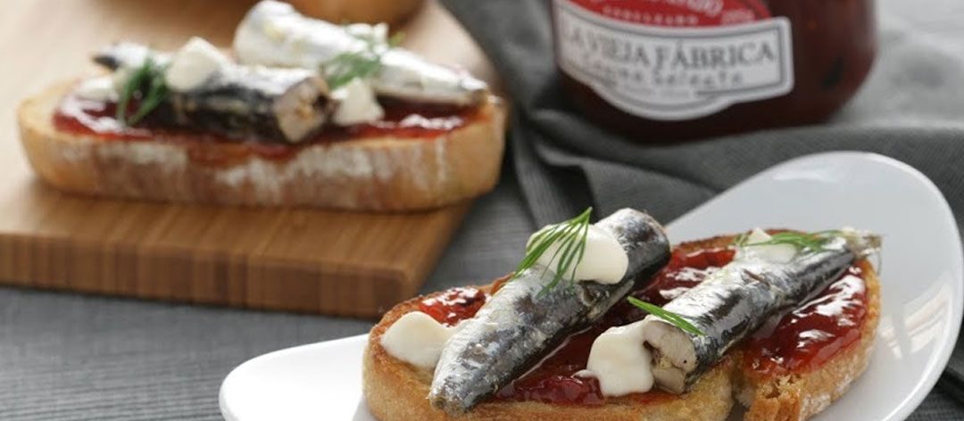 Tosta con mermelada de pimiento asado endulzado Cocina Selecta, sardinas y mayonesa