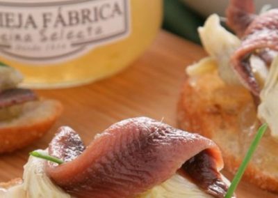 Tosta de alcachofas, anchoas y cebolla endulzada Cocina Selecta