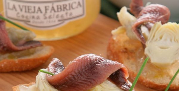 Tosta de alcachofas, anchoas y cebolla endulzada Cocina Selecta