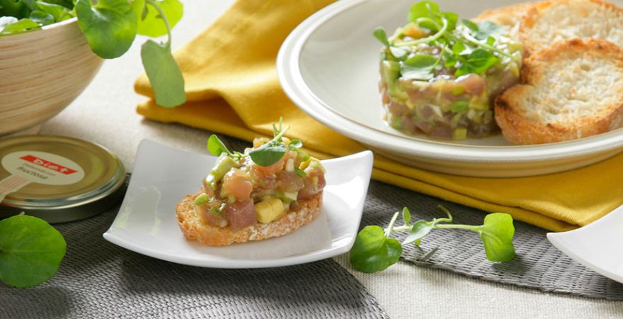 Tostitas de tartar de atún con mermelada de albaricoque Diet