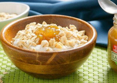 Yogur griego con mermelada de ciruela Diet y copos de avena