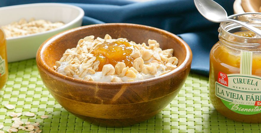 Yogur griego con mermelada de ciruela Diet y copos de avena