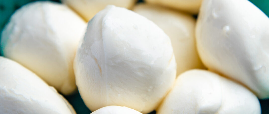Mozzarella fresca, frutos secos y mermelada de fresas y arándanos Cero azúcar refinado