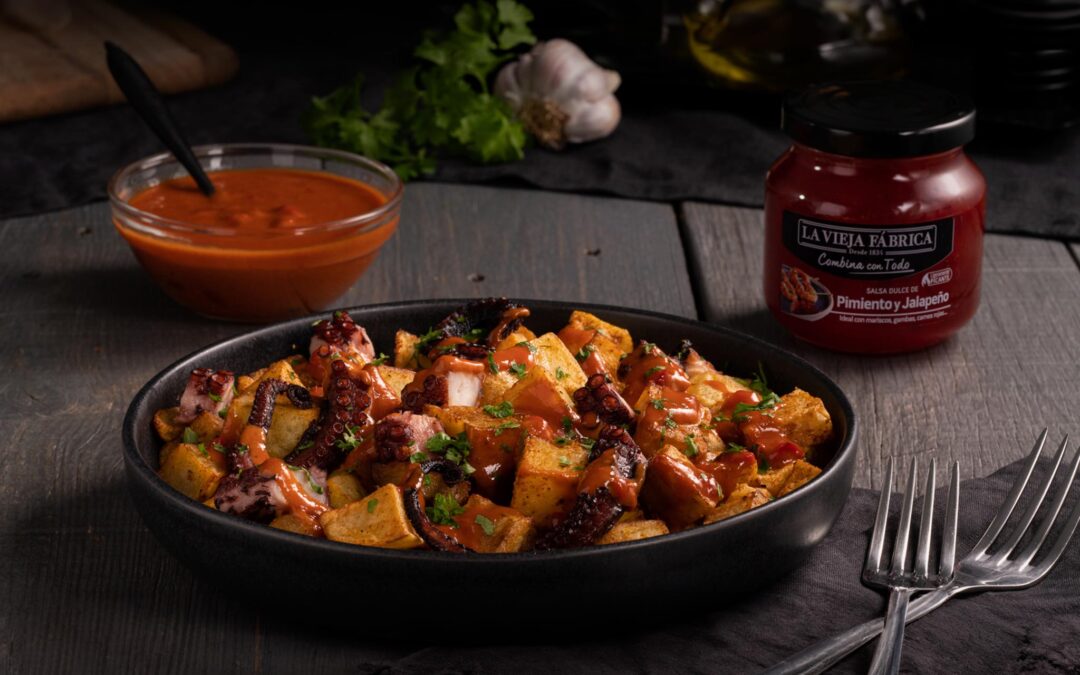 Patatas bravas con pulpo y salsa de pimiento y jalapeño