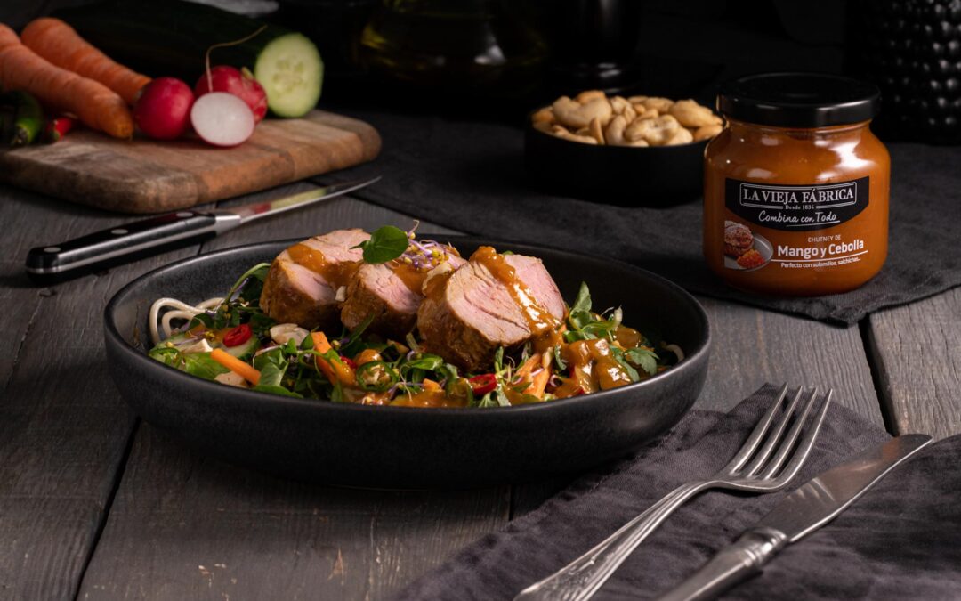 Pork salad templada con chutney de mango y cebolla