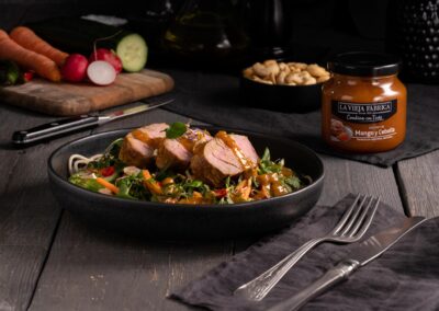Pork salad templada con chutney de mango y cebolla