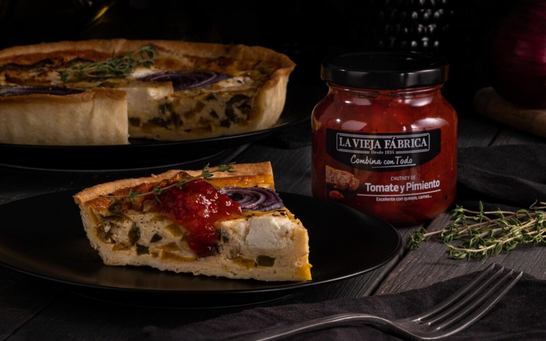 Quiche de queso de cabra y pimientos con chutney de tomate y pimiento